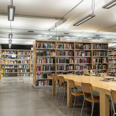 Die Bibliothek an der Comercialstrasse ist einer von zwei FHGR-Bibliotheksstandorten.