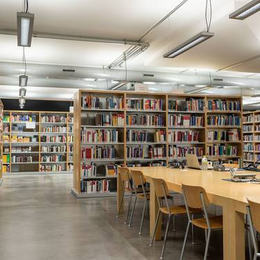 Die Bibliothek an der Comercialstrasse ist einer von zwei FHGR-Bibliotheksstandorten.