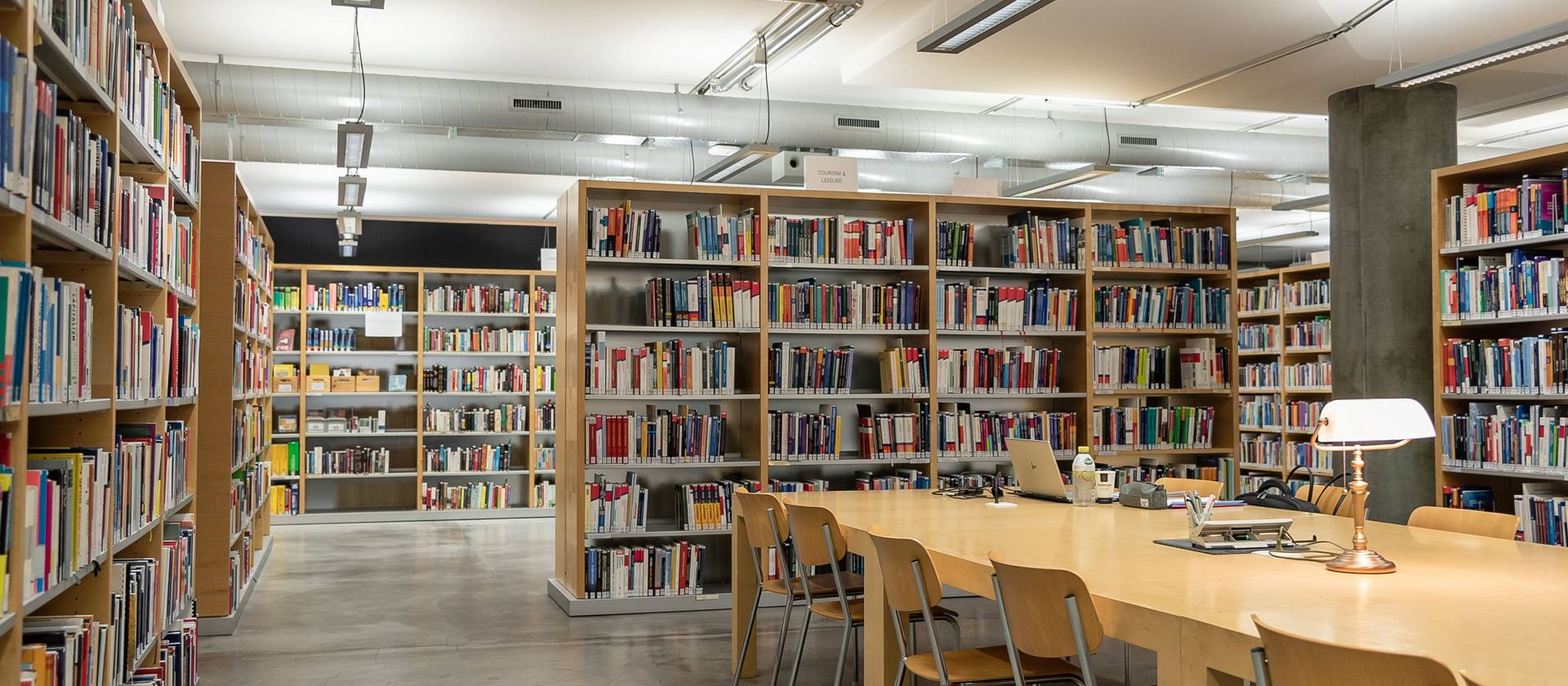 Die Bibliothek an der Comercialstrasse ist einer von zwei FHGR-Bibliotheksstandorten.