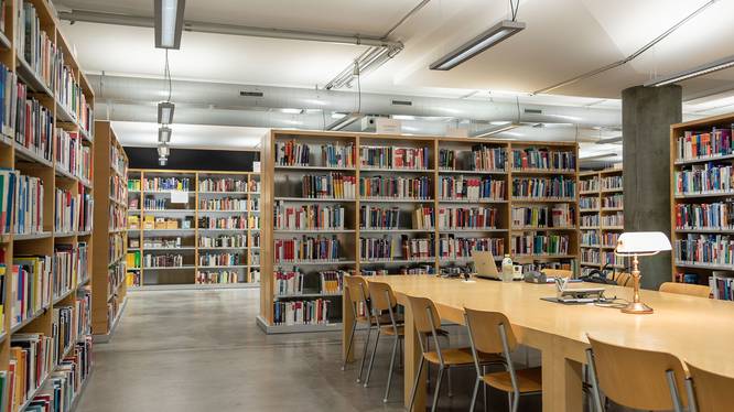 Die Bibliothek an der Comercialstrasse ist einer von zwei FHGR-Bibliotheksstandorten.