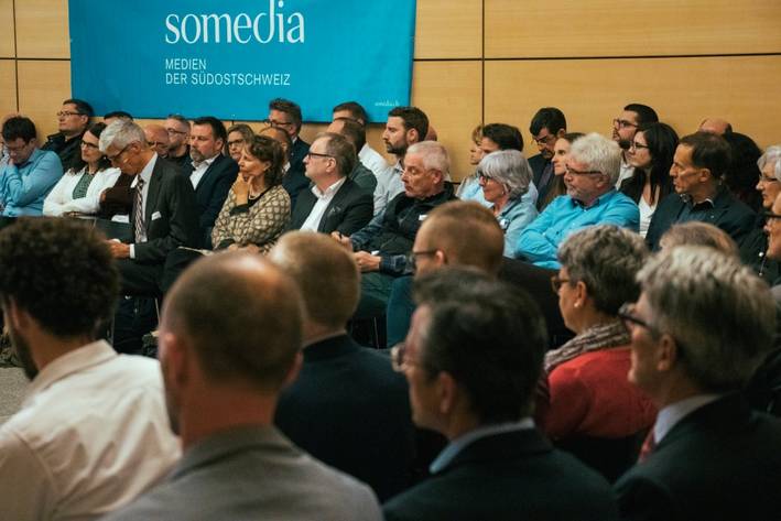 Publikum in der aula der FH Graubünden