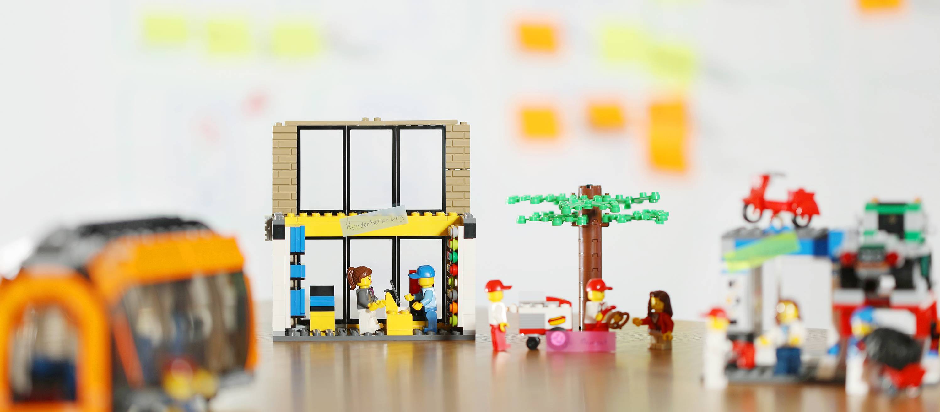 Substitute für Gebäude, Pflanzen, etc. zusammengebaut aus Legosteinen