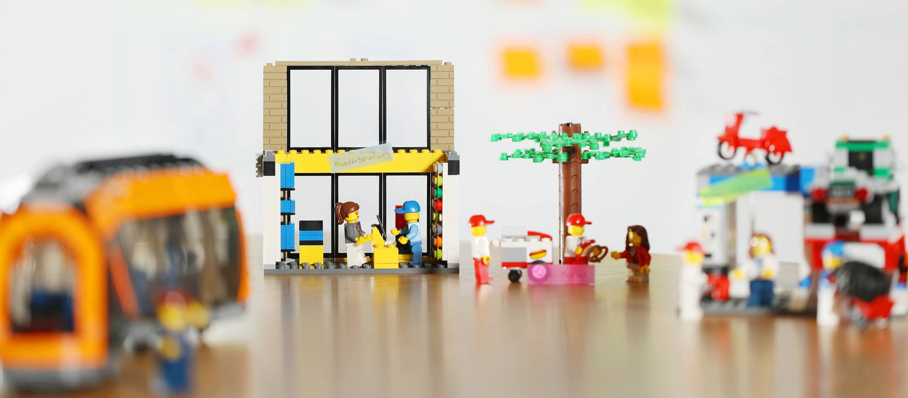 Substitute für Gebäude, Pflanzen, etc. zusammengebaut aus Legosteinen