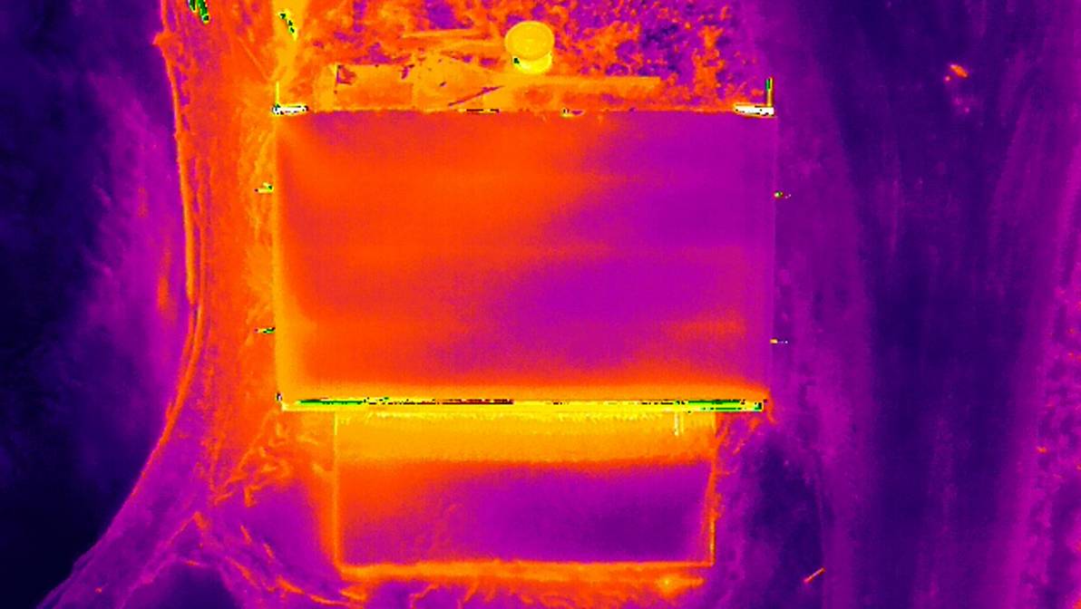 Forschende der FH Graubünden untersuchten, inwiefern es sich lohnt, Photovoltaik-Anlagen mittels Rückstrombeheizung schneefrei zu machen, um Winterstrom zu produzieren. Diese Thermoaufnahme zeigt das Dach in Davos im Winter 2024/2025 bevor die Schneefläche abgleitet.