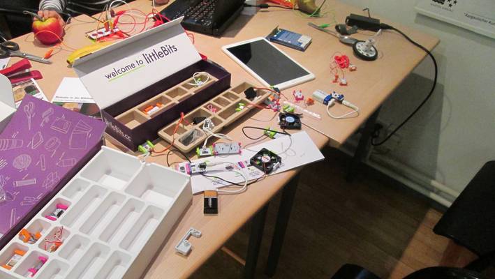 Box mit LittleBits aus einem Tisch, die Teilchen sind auf dem Tisch verteilt.