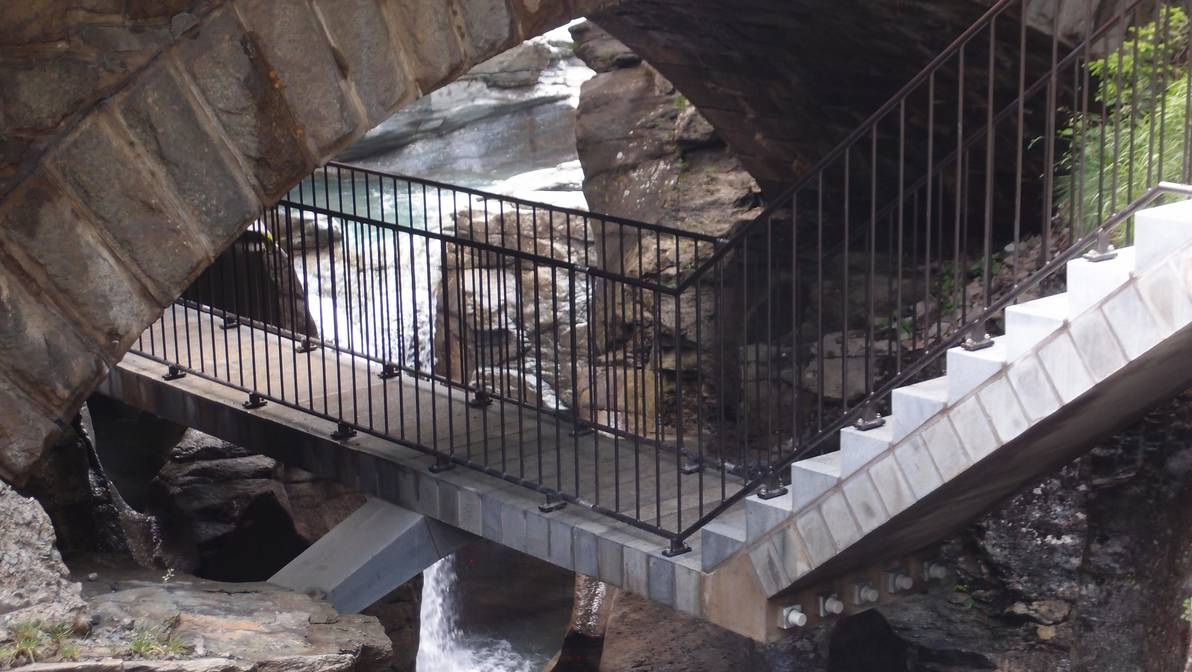 Fussbrücke im Gletscherpark Cavaglia (©Jürg Conzett)