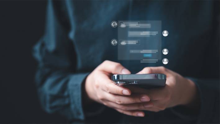 KI verändert UX und UX gestaltet KI Person mit Smartphone in der Hand.