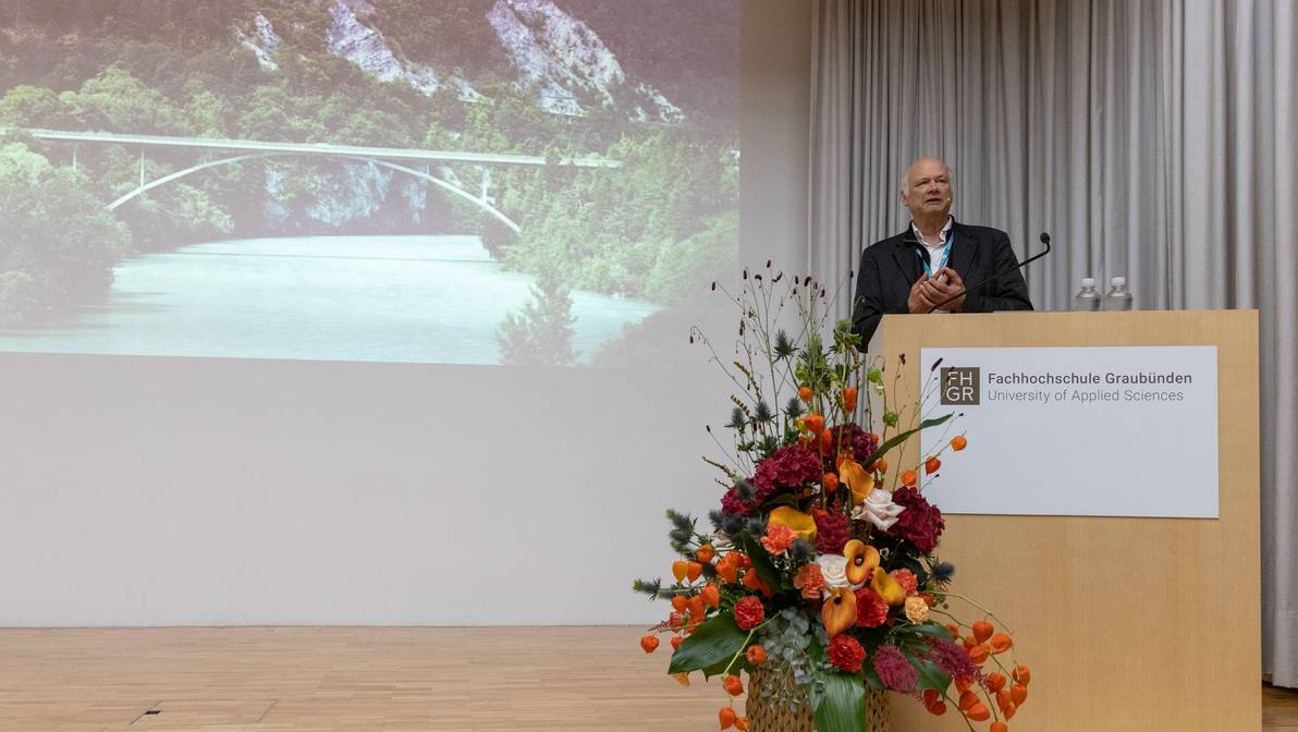 Jurypräsident Jürg Conzett ehrt die Projekte des Studierendenwettbewerbs anlässlich des Footbridge Symposiums 2025 in Chur.