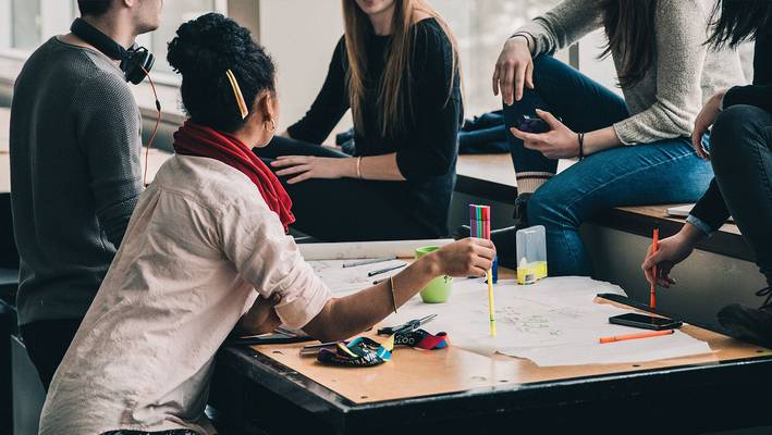 Studierende arbeiten an einem Projekt