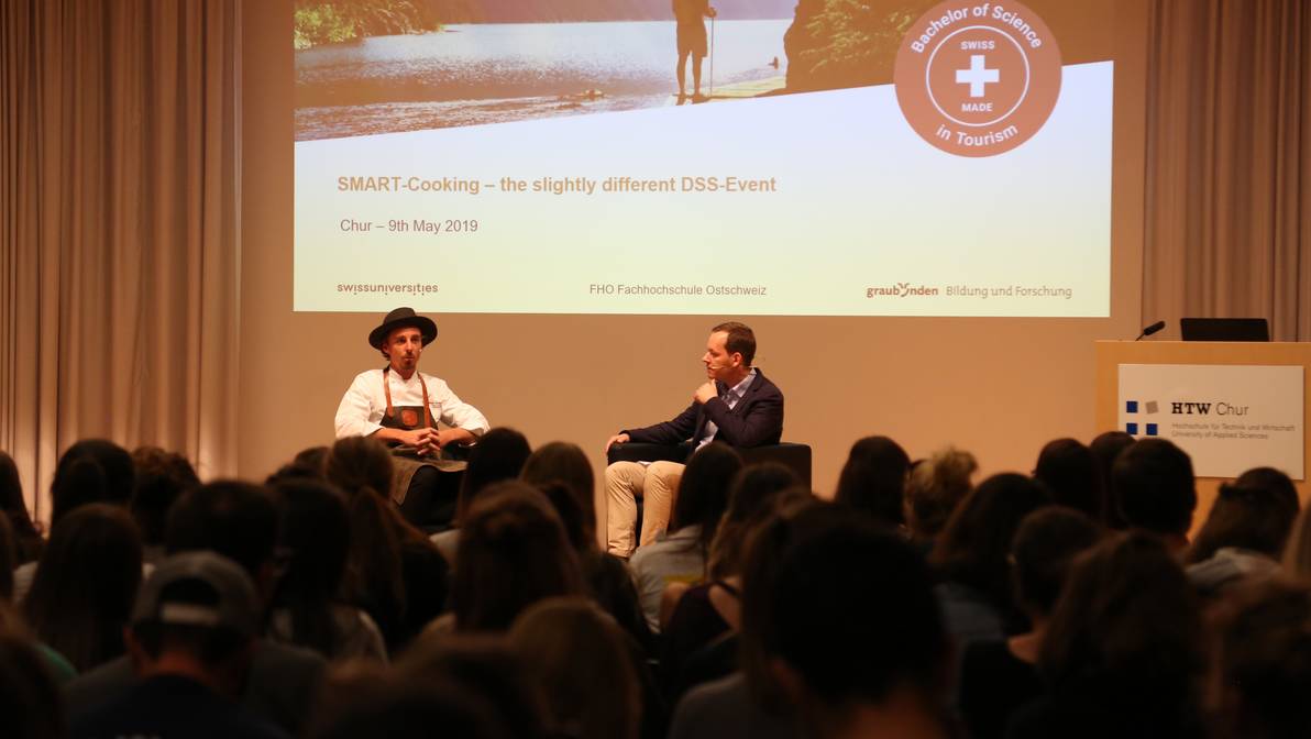 Mario Enchelmaier (l) und Prof. Dr. Thorsten Merkle (r) im Gespräch anlässlich des SMART-Cooking-Events an der FH Graubünden.