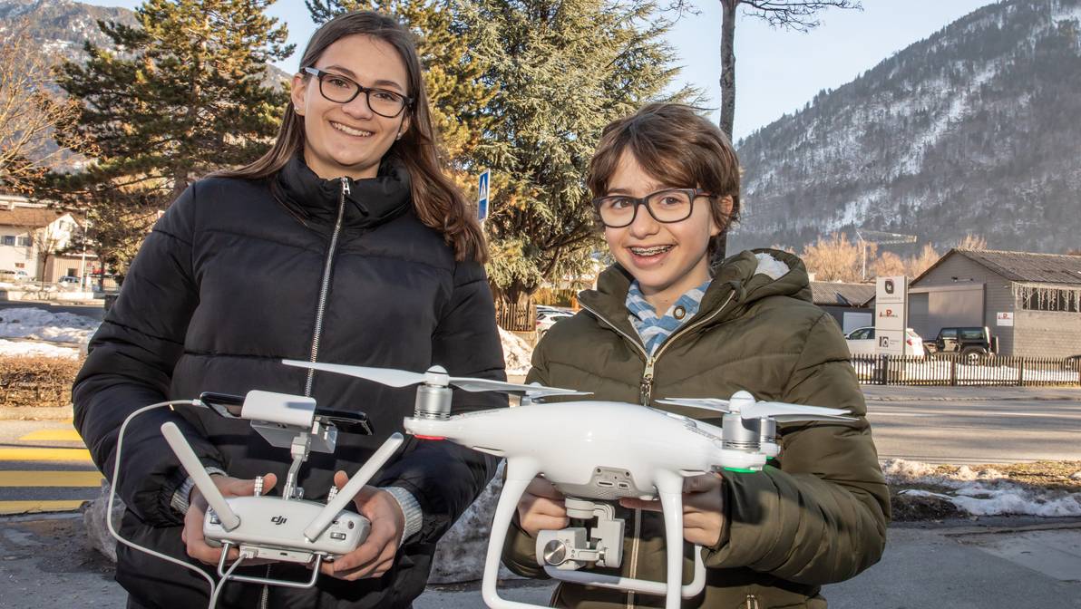 Die Drohne im Rahmen des Mentoring-Programms Swiss TecLadies sicher gesteuert: Noemi Güntert (16) und Mia Gredig (13).