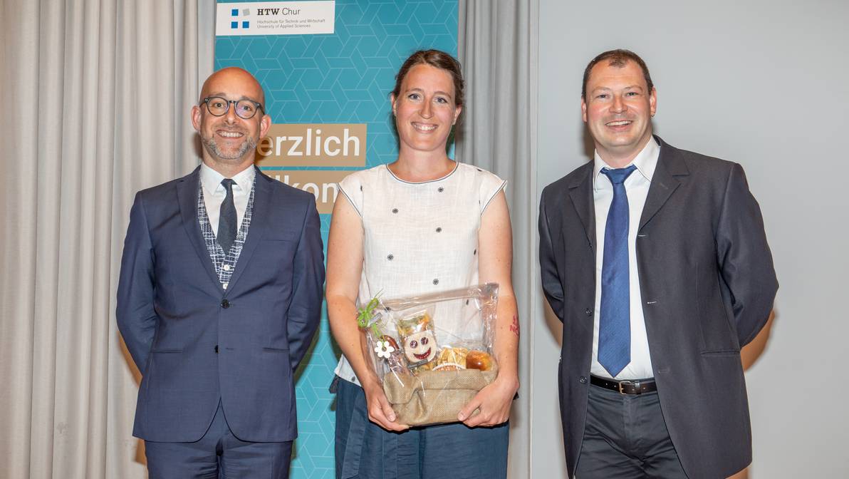 Die beste Absolventin des Master of Advanced Studies in Information Science 2019: Christine Nünlist (Kappel, SO) mit Prorektor Prof. Martin Studer sowie Studienleiter Prof. Ivo Macek.