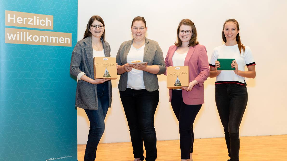 Die Gewinnerinnen des Best-Businessplan-Wettbewerbs 2020 mit der «Zurzibieter Torte»: Anja Marquart, Stephanie Lippuner, Tanja Caluori, Sina Zumbühl (v.l.n.r.).