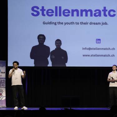 Der Publikumspreis von Talent Pitch 2025 geht an FHGR-Studierende für ihre Berufswahl-Plattform "Stellenmatch".
