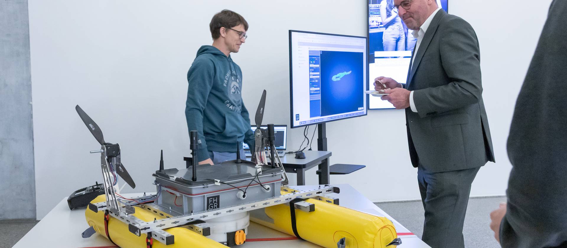 [Translate to Rumantsch:] Eine Auswahl technologischer Innovationen wurde Vertreterinnen und Vertreter aus Politik, Wirtschaft und Wissenschaft anlässlich des 5. Hochschultags der FH Graubünden präsentiert; hier das autonome Wasserboot.