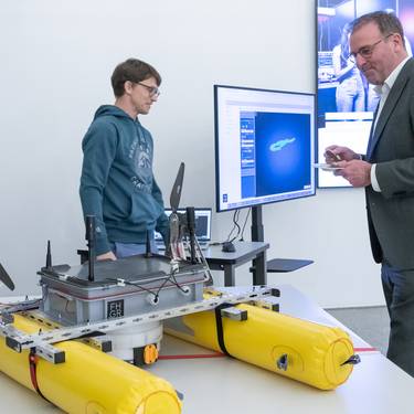 Eine Auswahl technologischer Innovationen wurde Vertreterinnen und Vertreter aus Politik, Wirtschaft und Wissenschaft anlässlich des 5. Hochschultags der FH Graubünden präsentiert; hier das autonome Wasserboot.