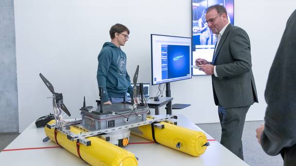 Eine Auswahl technologischer Innovationen wurde Vertreterinnen und Vertreter aus Politik, Wirtschaft und Wissenschaft anlässlich des 5. Hochschultags der FH Graubünden präsentiert; hier das autonome Wasserboot.