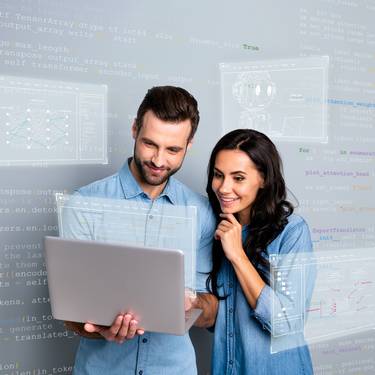 Studierende im Studium Software Engineering Studierende bei einer praktischen Arbeit