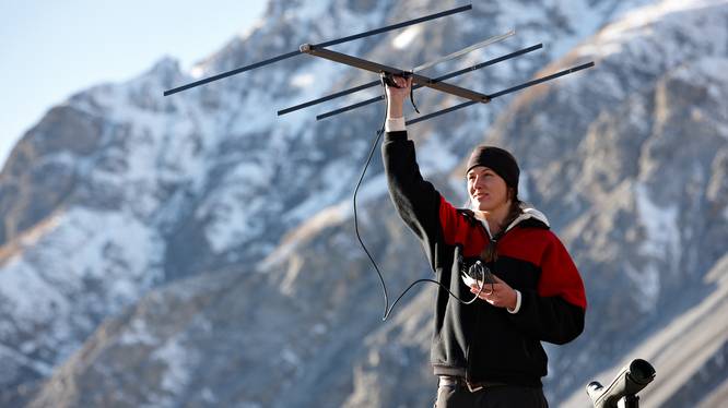 Person hält ein Messgerät in die Luft