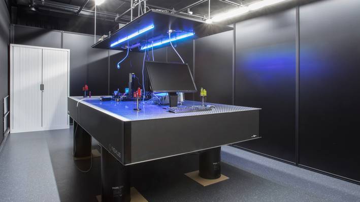 Photonics- und Optoelektronik-Labor Schwingungsgedämpfter optischer Tisch mit optischen und optomechanischen Komponenten