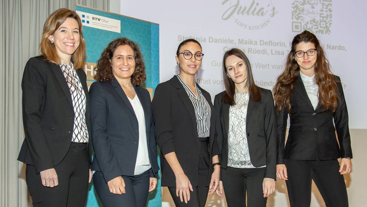 Erreichten den zweiten Rang mit einem Businessplan für Julia’s Loft Kitchen: Corina Rüedi (Chur, GR), Stefania Daniele (Domat/Ems, GR), Raffaella Di Nardo (Chur, GR), Lisa Tuena (Li Curt, GR) und Maika Deflorin (Chur, GR). (v.l.n.r.)