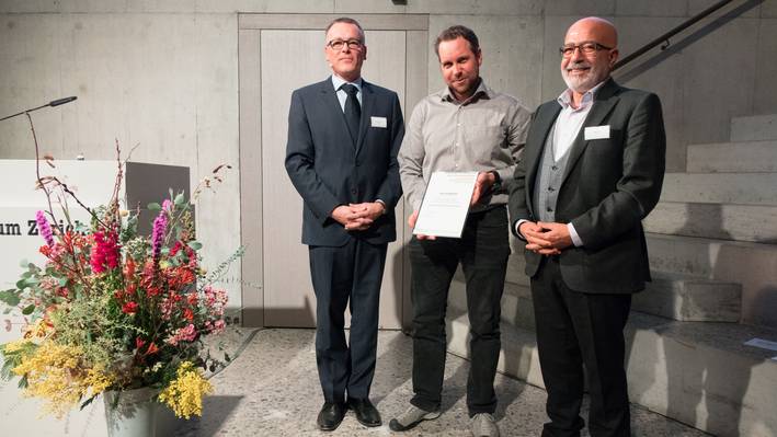 Die «Best of Bachelor»-Auszeichnung 2019 für die FH Graubünden: Prof. Dr. Albin Kenel (Präsident Fachschaft), Luzi Attenhofer (Preisträger 2019 der FH Graubünden), Prof. Dr. Imad Lifa (Leiter Institut für Bauen im alpinen Raum, FH Graubünden). (Bild: Redaktion TEC21)