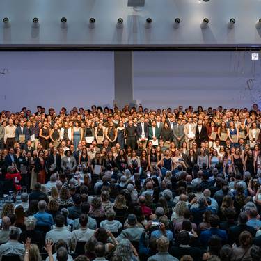 Mit der Überreichung der Bachelor- und Masterdiplome am 26. September 2026 geht für 493 junge Menschen ihre Studienzeit an der Fachhochschule Graubünden zu Ende.