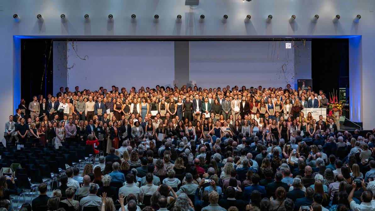 Mit der Überreichung der Bachelor- und Masterdiplome am 26. September 2026 geht für 493 junge Menschen ihre Studienzeit an der Fachhochschule Graubünden zu Ende.