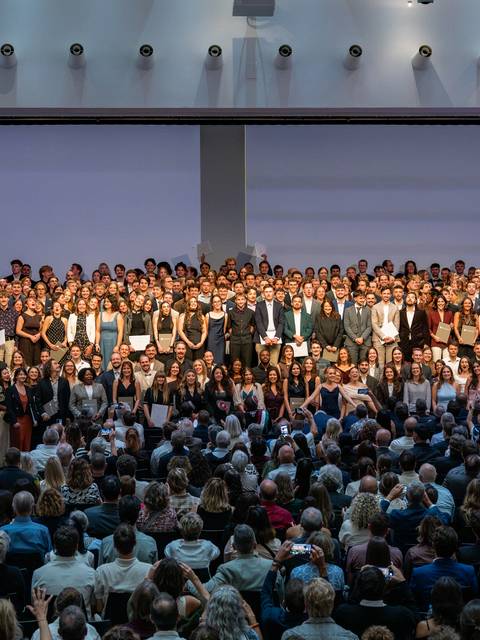 Mit der Überreichung der Bachelor- und Masterdiplome am 26. September 2026 geht für 493 junge Menschen ihre Studienzeit an der Fachhochschule Graubünden zu Ende.