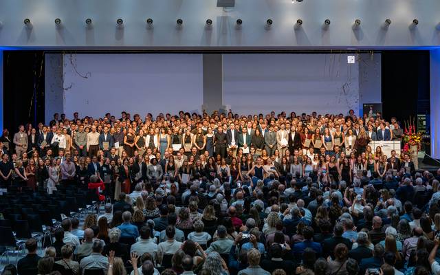Mit der Überreichung der Bachelor- und Masterdiplome am 26. September 2026 geht für 493 junge Menschen ihre Studienzeit an der Fachhochschule Graubünden zu Ende.