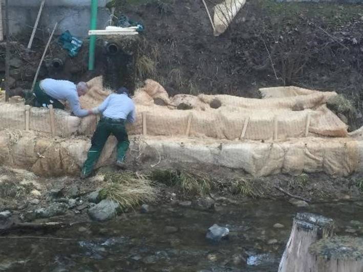 Installation der Holzwolle-Faschinen