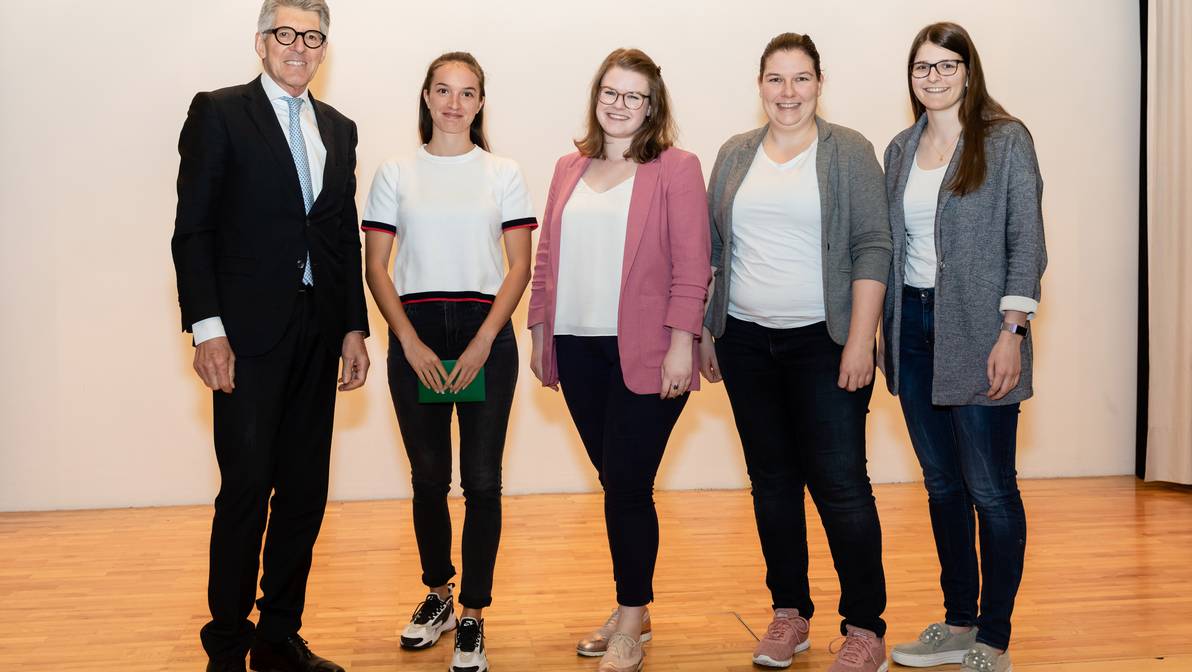 Die Gewinnerinnen des Best-Businessplan-Wettbewerbs 2020 mit dem Preisstifter: Dr. iur. Marco Ettisberger, Sina Zumbühl, Tanja Caluori, Stephanie Lippuner, Anja Marquart (v.l.n.r.).