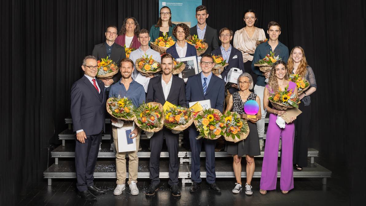 Die besten Bachelor- und Master-Absolventinnen und -Absolventen sowie Preisträgerinnen und Preisträger 2023 der FH Graubünden:  (hinten, v.l.n.r.) Susanne Knöpfel, Luise Weinert, Hannes Vögeli, Marion Spitz.  (Mitte, v.l.n.r.) Gianluca Keel, Nicolas Kränzle, Yves Allenspach, Noel Frey, Christoph Blank, Deborah Kühne. (vorne, v.l.n.r.) Rektor Jürg Kessler, Sandro Schmid, Samuel Thöny, Roger Fleisch, Sabine Kaufmann, Julienne Bérard. Es fehlen: Arno Zarn, Nathalie Rutschi, Ines Trezzini.