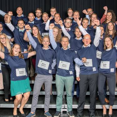 Die ersten Sport-Management-Diplomierten feiern ihren Bachelorabschluss.