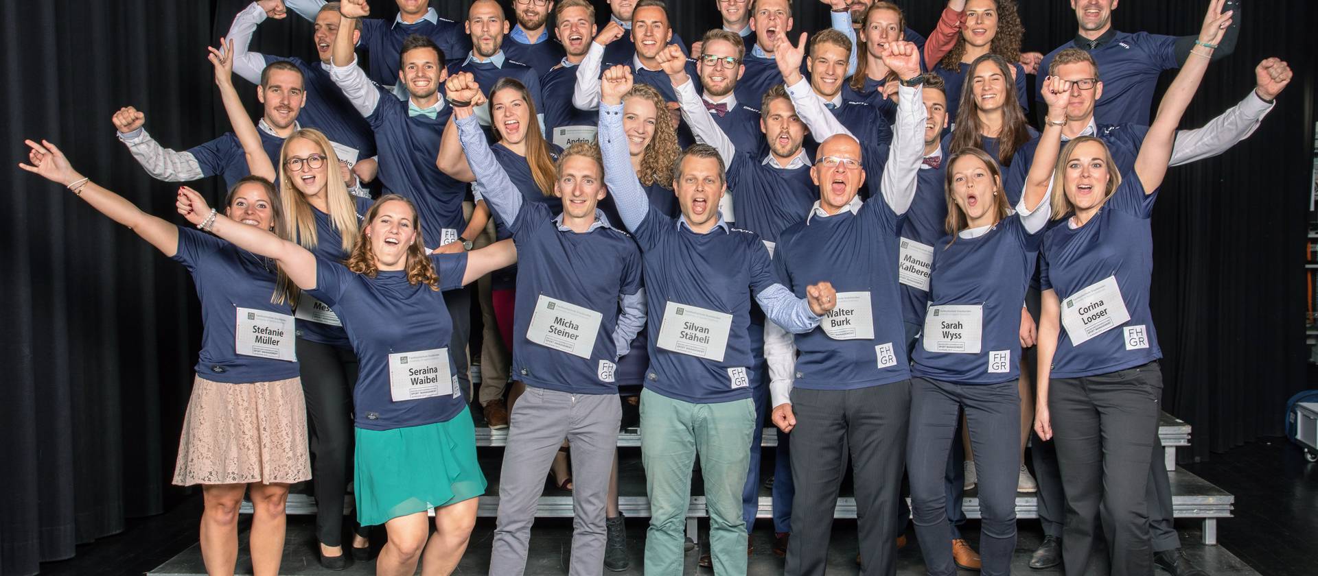 Die ersten Sport-Management-Diplomierten feiern ihren Bachelorabschluss.