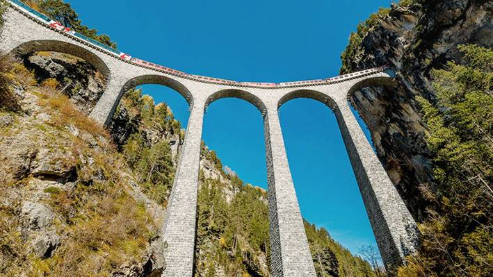 Landwasserviadukt in der Schweiz – ein beeindruckendes Bauwerk, das zeigt, worum es beim Bauingenieur studieren geht.