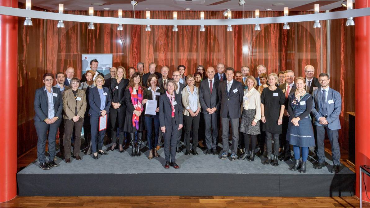 34 staatsnahe Betriebe haben am 28. November 2019 die Charta der Lohngleichheit im öffentlichen Sektor unterzeichnet. Dazu gehört auch die FH Graubünden. (Bild: Eidgenössisches Büro für die Gleichstellung von Frau und Mann)