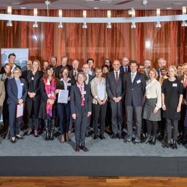 34 staatsnahe Betriebe haben am 28. November 2019 die Charta der Lohngleichheit im öffentlichen Sektor unterzeichnet. Dazu gehört auch die FH Graubünden. (Bild: Eidgenössisches Büro für die Gleichstellung von Frau und Mann)