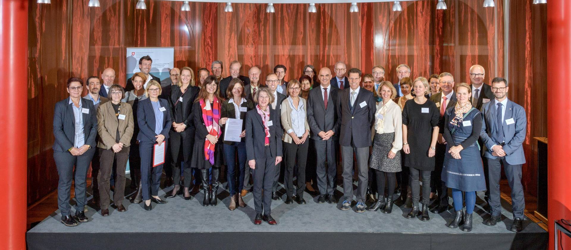 34 staatsnahe Betriebe haben am 28. November 2019 die Charta der Lohngleichheit im öffentlichen Sektor unterzeichnet. Dazu gehört auch die FH Graubünden. (Bild: Eidgenössisches Büro für die Gleichstellung von Frau und Mann)