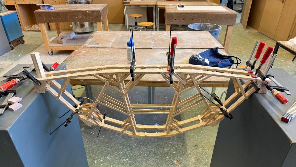 Die siegreiche Brücke in der Kategorie «Maximallast» des FHGR-Teams entsteht für den VSS-Brückenbau-Wettbewerb 2026.