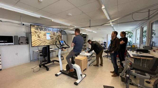 Das Projektteam testet die Exergames in Kombination mit verschiedenen medizinischen Geräten.