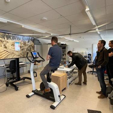 Das Projektteam testet die Exergames in Kombination mit verschiedenen medizinischen Geräten.