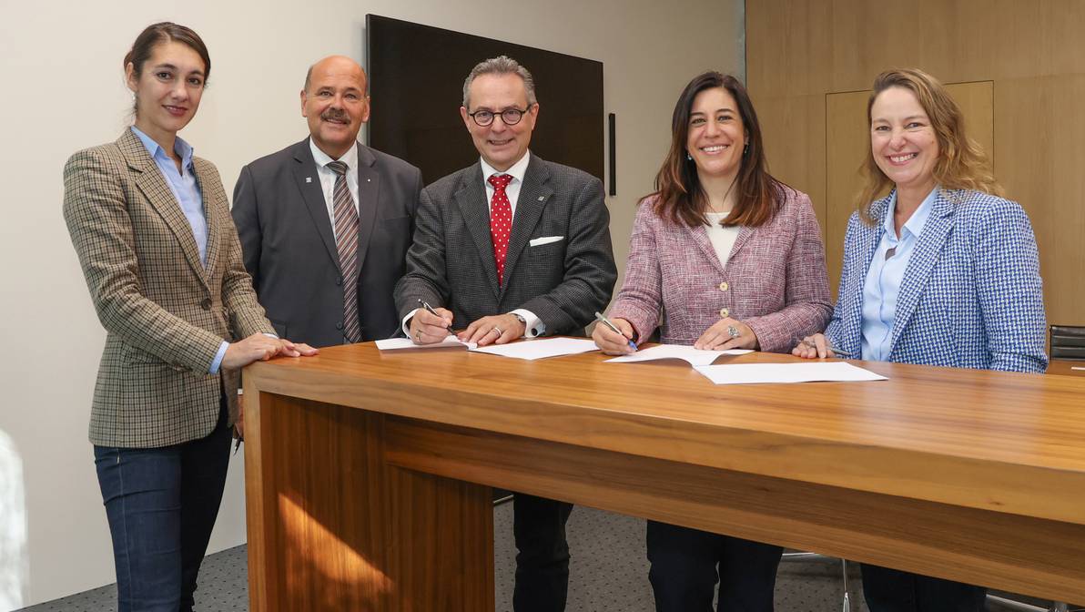 Im Rahmen einer Kooperation bieten die FH Graubünden und die Schweizer Journalistenschule MAZ eine gemeinsame praxisorientierte Studienvertiefung Journalismus an. Bei der Vertragsunterzeichnung (v.l.n.r.): Prof. Ulrike Mothes, Studiengangsleiterin Multimedia Production, FH Graubünden, Prof. Dr. Bruno Studer, Departementsleiter Angewandte Zukunftstechnologien, FH Graubünden, Prof. Jürg Kessler, Rektor, FH Graubünden, Martina Fehr, Direktorin, MAZ, Sonja Döbeli Stirnemann, Vizedirektorin, MAZ.