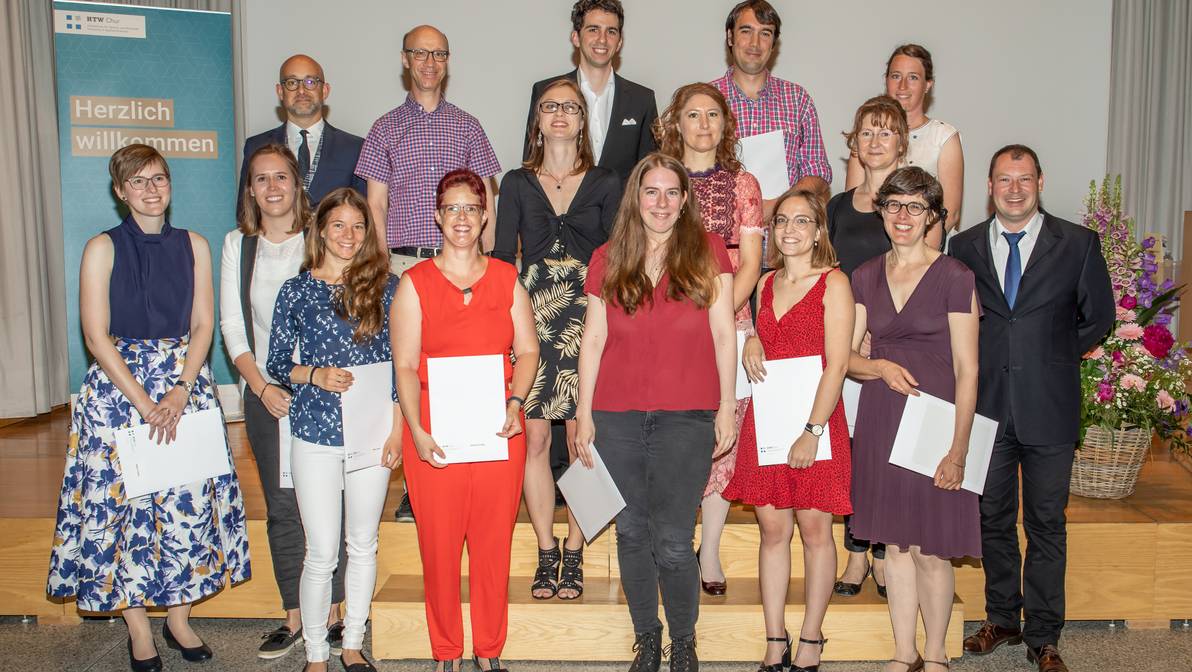 14 Absolventinnen und Absolventen nahmen ihre Diplome zum «Master of Advanced Studies in Information Science» der FH Graubünden entgegen, flankiert von Prorektor Prof. Martin Studer sowie Studienleiter Prof. Ivo Macek.