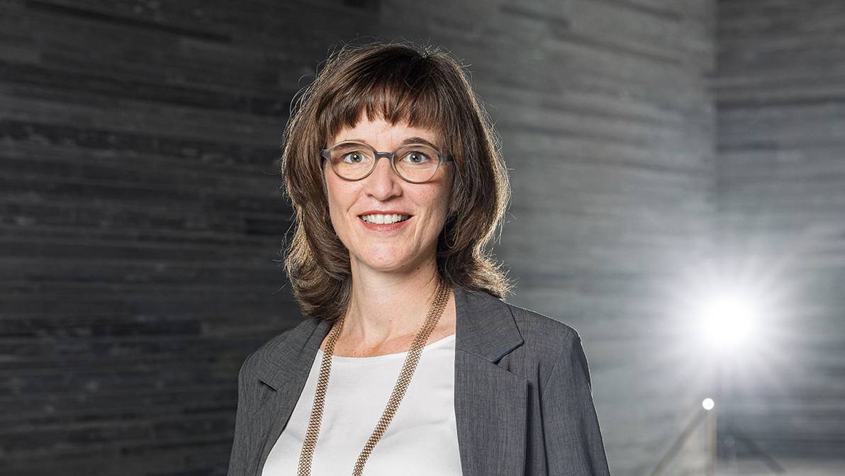 Carmelia Maissen lebt in Castrisch, ist ausgebildete Architektin und seit 2023 Regierungsrätin des Kantons Graubünden.