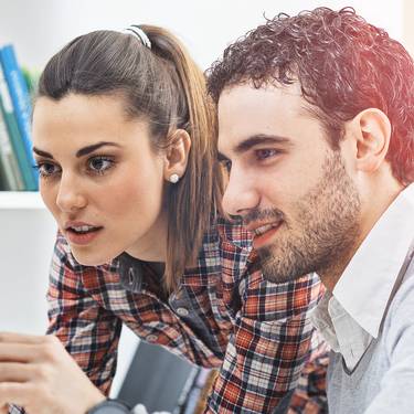 Zwei MSE Engineering Studierende am Computer