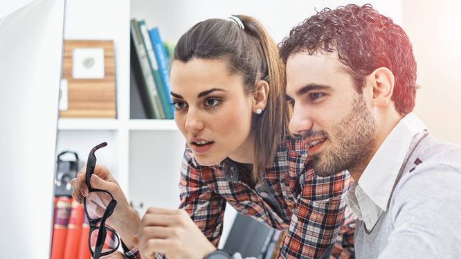 Zwei MSE Engineering Studierende am Computer