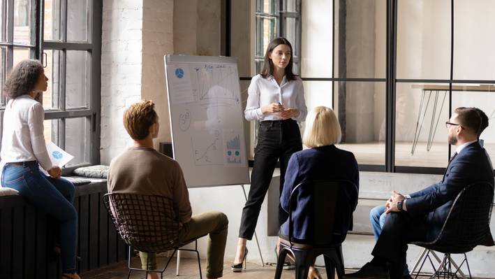 Gründen oder intern wachsen Young confident female ceo make forecast financial report for staff