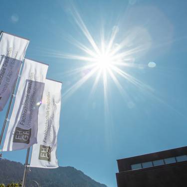 Fahnen vor dem Hauptgebäude der FHGR