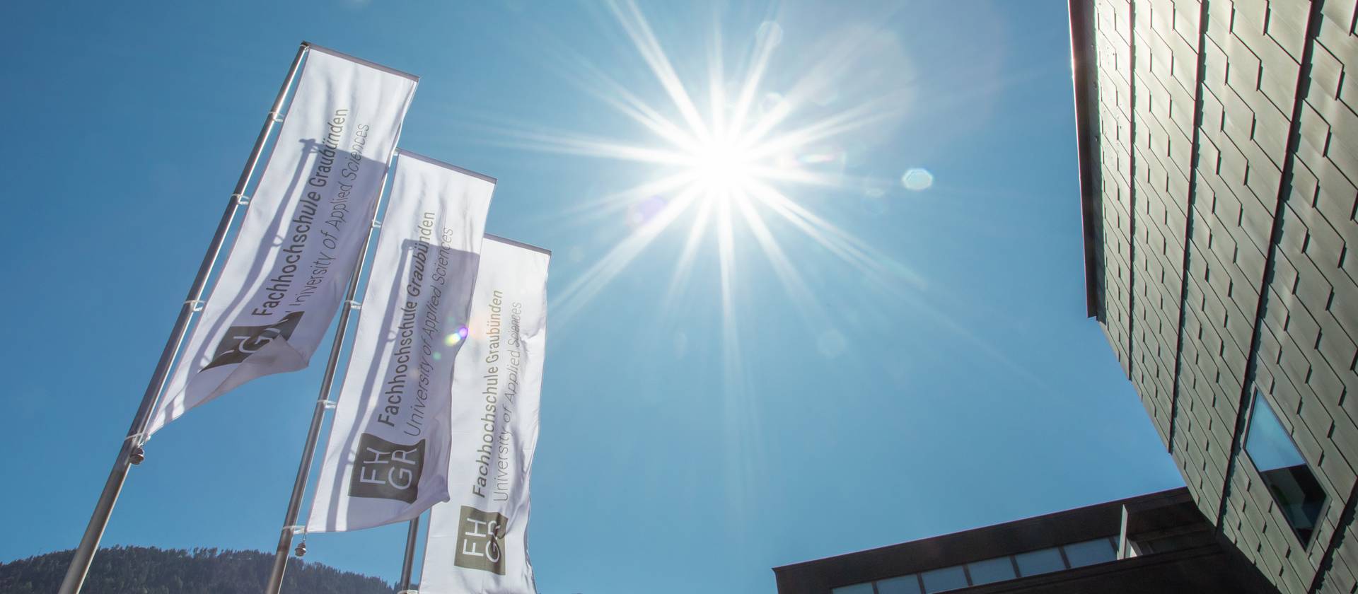 Fahnen vor dem Hauptgebäude der FHGR
